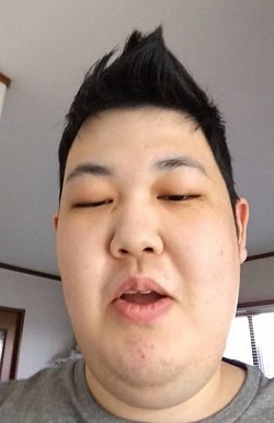 カズマ。髪が立っている。