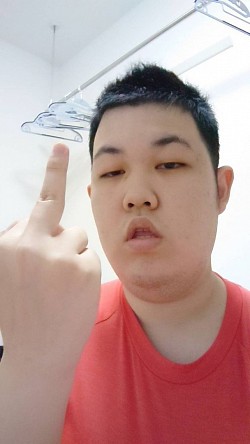 カズマ。中指を立てている